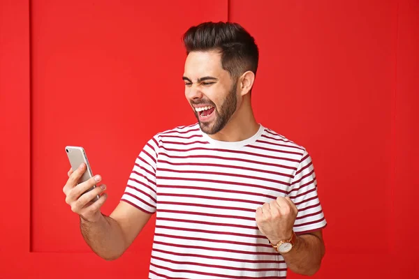 Jovem Feliz Com Telefone Celular Fundo Cor — Fotografia de Stock