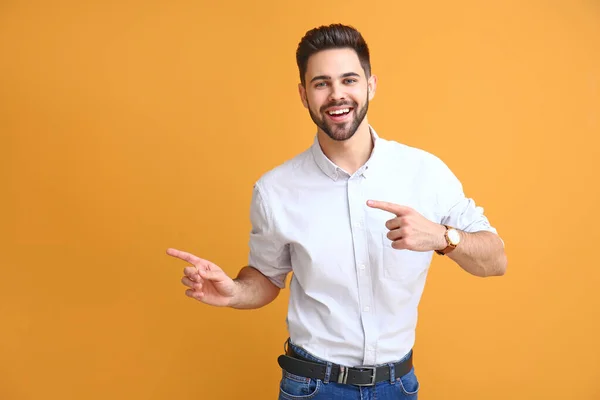 Bonito Jovem Apontando Para Algo Fundo Cor — Fotografia de Stock