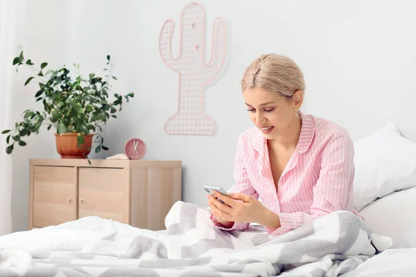 Jonge Vrouw Met Mobiele Telefoon Slaapkamer — Stockfoto