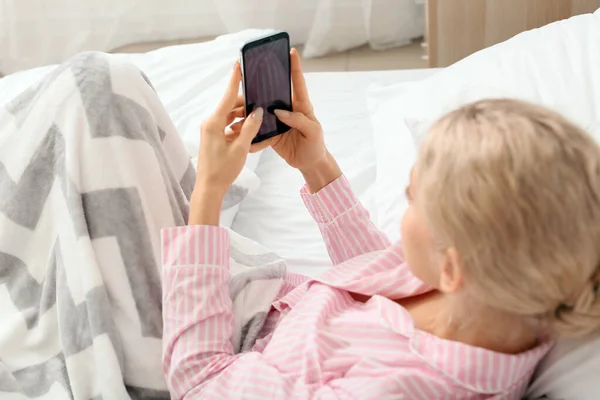 Mujer Joven Con Teléfono Móvil Dormitorio —  Fotos de Stock