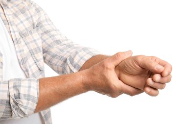 Beyaz arka planda Parkinson sendromu olan son sınıf öğrencisi.