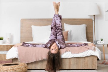 Yatak odasında güzel genç bir bayanın sabahı