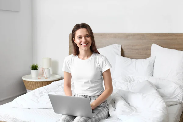 Morgen Smuk Ung Kvinde Med Laptop Soveværelset - Stock-foto