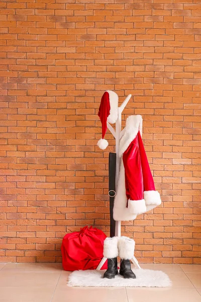 Κρεμάστε Κοστούμι Άγιος Βασίλης Και Τσάντα Δώρα Κοντά Τοίχο Από — Φωτογραφία Αρχείου
