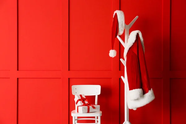 Percha Con Traje Papá Noel Silla Con Regalos Cerca Pared — Foto de Stock