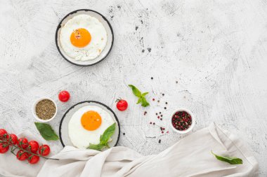 Beyaz arka planda yumurta tabakları