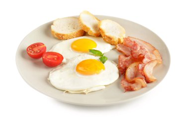 Beyaz arka planda kızarmış yumurta, pastırma ve ekmek.