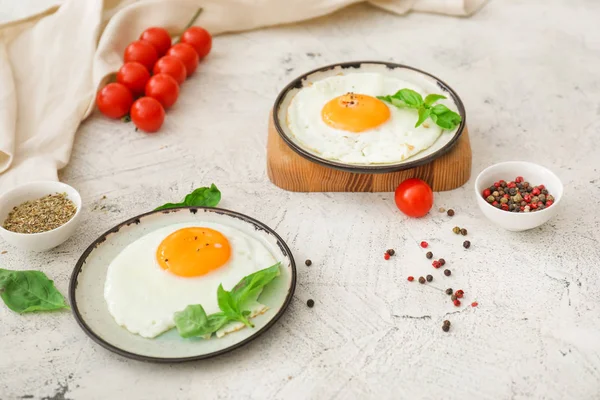Platos Con Huevos Fritos Sobre Fondo Blanco — Foto de Stock