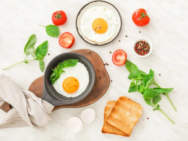 Τηγανητά Αυγά Φρυγανισμένο Ψωμί Και Μπαχαρικά Λευκό Φόντο — Φωτογραφία Αρχείου