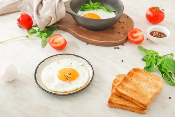 Huevo Frito Con Pan Tostado Sobre Fondo Blanco — Foto de Stock