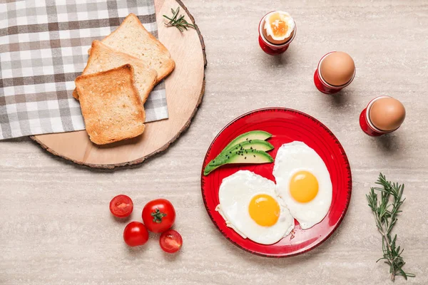 Plate Fried Eggs Vegetables Toasted Bread Table — Stock Photo, Image