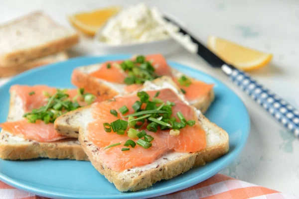 Broodjes Met Lekkere Roomkaas Zalm Bord — Stockfoto