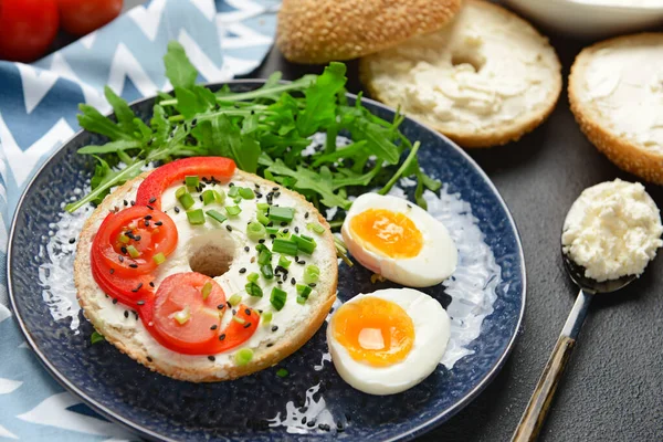 新鲜的面包和美味的奶油奶酪 鸡蛋和蔬菜一起放在盘子里 — 图库照片