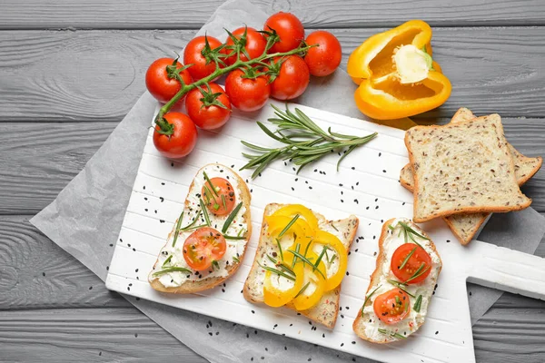 Broodjes Met Lekkere Roomkaas Groenten Tafel — Stockfoto