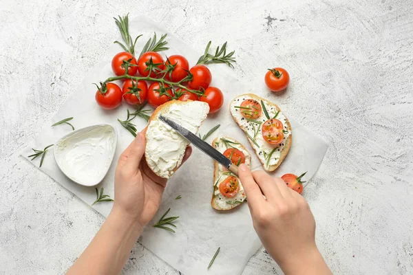 Vrouw Het Maken Van Lekkere Sandwich Met Room Kaas Witte — Stockfoto