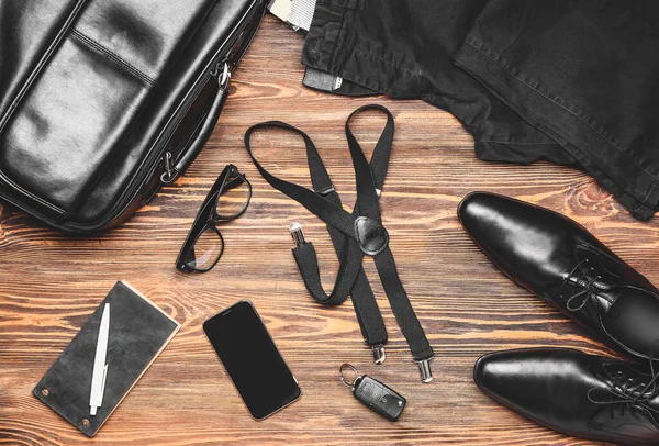 Stilvolle Männerkleidung Mit Accessoires Und Handy Auf Holzgrund — Stockfoto