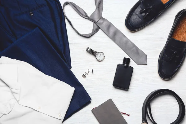 Vêtements Masculins Élégants Avec Accessoires Sur Fond Blanc Bois — Photo