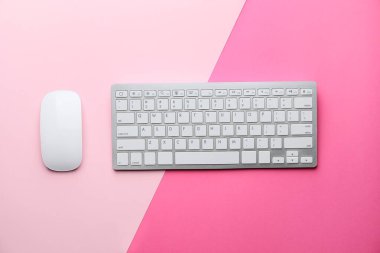 Pembe arka planda bilgisayar klavyesi ve fare
