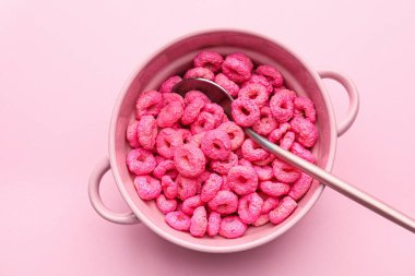 Pembe arka planda lezzetli mısır gevreği olan tencere.