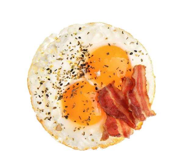 Smaklig Stekt Ägg Med Bacon Vit Bakgrund — Stockfoto