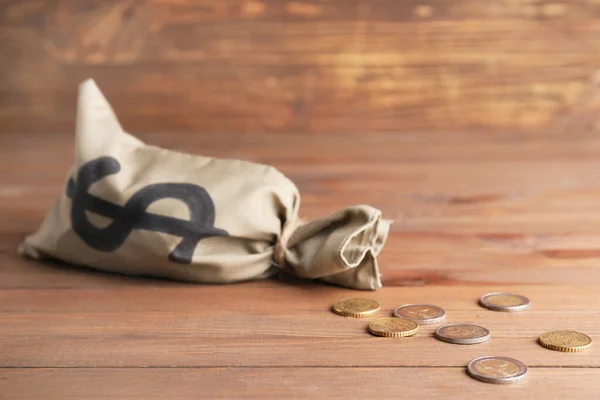 Сумка Деньгами Монетами Деревянном Фоне — стоковое фото
