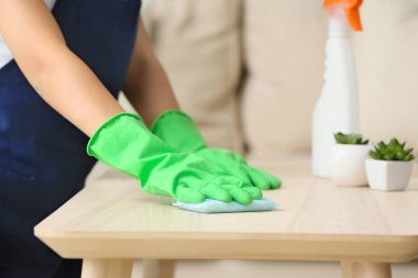 Dairedeki temizlik masası.