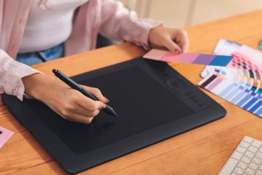 Ofiste grafik tablet üzerinde çalışan Afro-Amerikalı tasarımcı