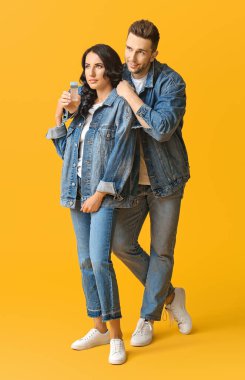 Renkli parfümlü şık genç çift