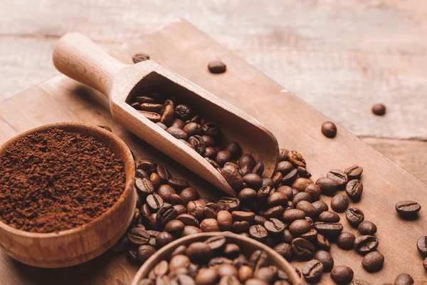 Kaffeebohnen Und Pulver Auf Holzgrund — Stockfoto