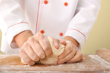 Adam mutfakta hamur yoğurma, çekim