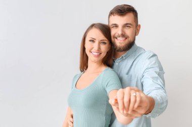 Mutlu nişanlı genç çift arka planda