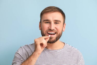 Geçmişinde sakız sakızı olan genç bir adam.