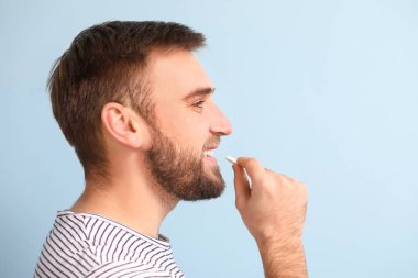Geçmişinde sakız sakızı olan genç bir adam.