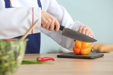 Mutfakta aşçı kadın, yakın plan.