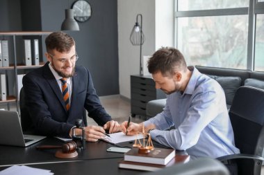 Erkek avukat istemci Office ile çalışma