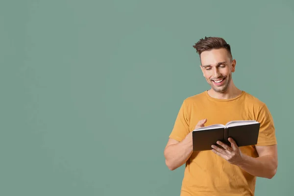 Glücklicher Mann Liest Buch Auf Farbigem Hintergrund — Stockfoto
