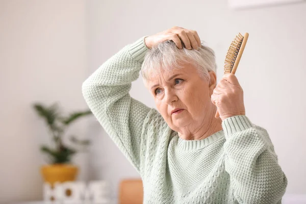 Старша Жінка Проблемою Випадіння Волосся Вдома — стокове фото