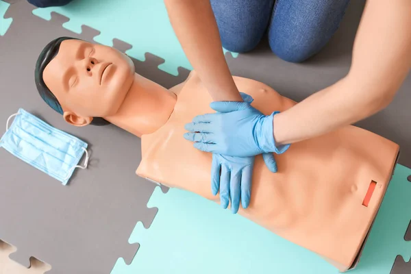 Instructor Demonstrating Cpr Mannequin First Aid Training Course — Stock Photo, Image