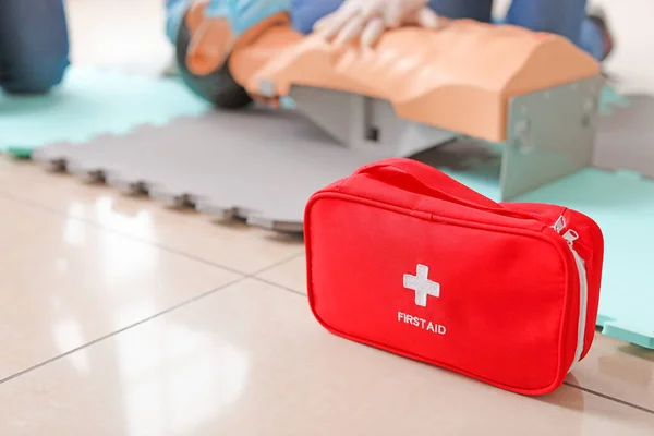 First Aid Kit Floor Training Course — Stock Photo, Image
