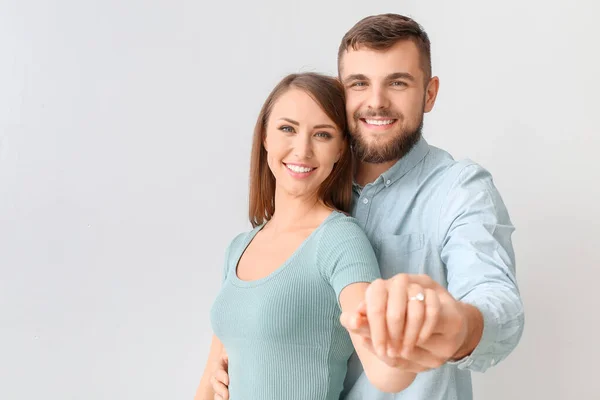 Feliz Noivo Jovem Casal Fundo Luz — Fotografia de Stock