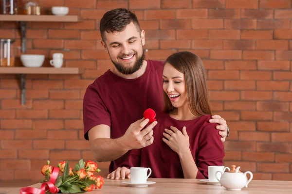 Joven Proponiéndole Matrimonio Amado Casa — Foto de Stock