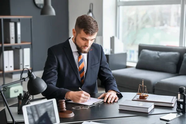 Männlicher Anwalt Sitzt Arbeitsplatz Büro — Stockfoto