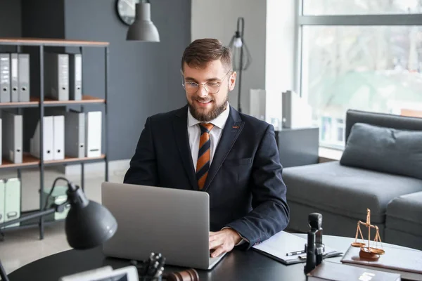 Jurist Mit Laptop Sitzt Arbeitsplatz Büro — Stockfoto