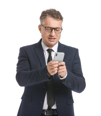 Beyaz arka planda cep telefonu olan olgun bir iş adamı