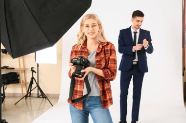 Stüdyoda çalışan profesyonel fotoğrafçı