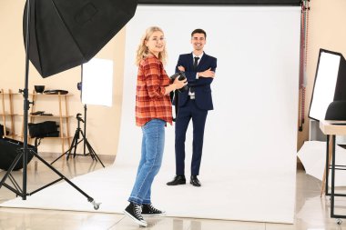 Stüdyoda çalışan profesyonel fotoğrafçı