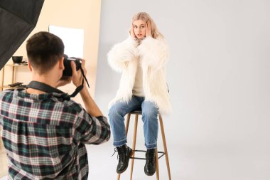 Stüdyo modeliyle çalışan profesyonel fotoğrafçı