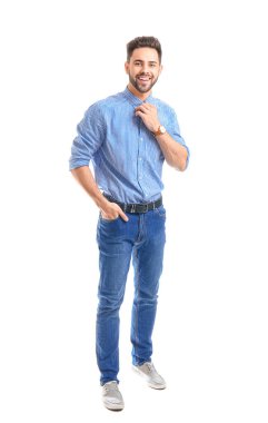 Beyaz arka planda yakışıklı bir genç.