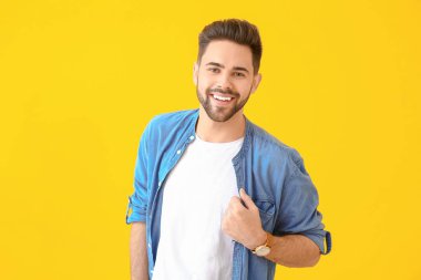 Renkli arka planı olan yakışıklı bir genç.