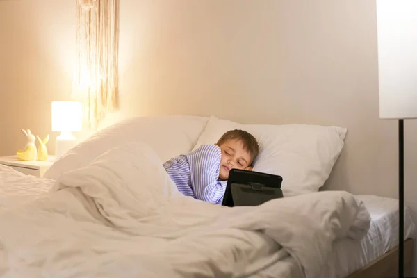 Söt Liten Pojke Sover Sängen Efter Att Sett Tecknade Serier — Stockfoto